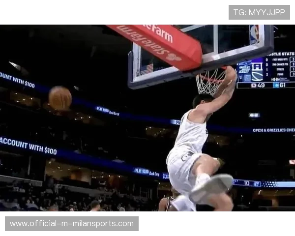 NBA前锋空接暴扣，震到篮筐摇晃