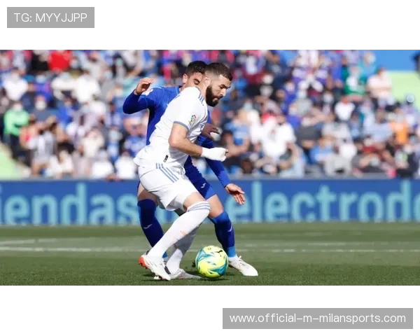 巴雷拉禁区边缘起脚劲射中柱弹出