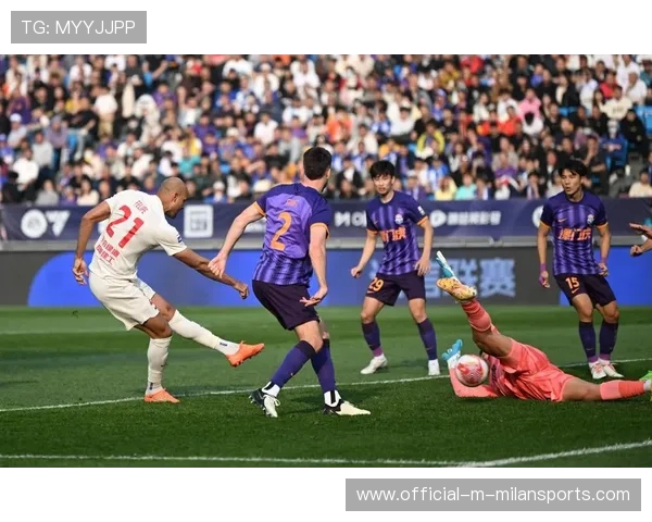 成都蓉城亚历斯祖卡住第一落点，头球解围干净