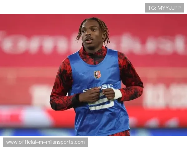 雅凯亮相安菲尔德训练基地，利物浦防线添7000万欧核心支点