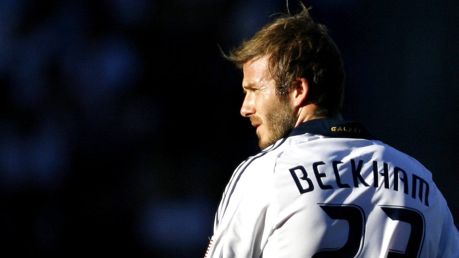 球队在关键比赛中以团队协作取胜，比赛中团队的重要性